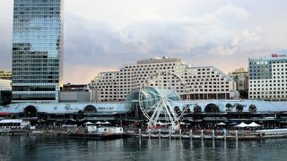 ダーリングハーバー沿いにある大きなショッピングモール