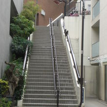 明神女坂の昇り口です。途中で右側に曲がっているのが見えます。