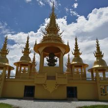 同じくガネーシャを祀る建物。施設正面から望む。