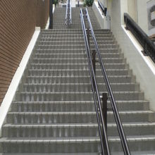 中間の踊り場まで昇りました。右に曲がると、後の昇りは直線です