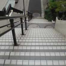 明神女坂の右に曲がる中間の踊り場から下を見ている写真です。