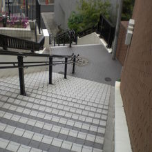 明神女坂をさらに昇り、下を見ると、階段が、曲がっています。