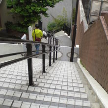 明神女坂の勾配の様子が解ります。かなり、急な勾配の階段です。