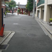 明神女坂を昇りきり、右に曲がると、神田明神への道となります。