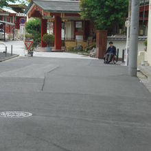 明神女坂の上のみちを進むと、明神男坂の昇り口と合流します。