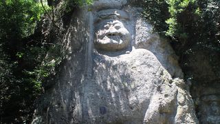 ２体の巨大な磨崖仏