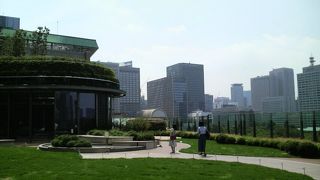 日比谷公園などを一望できる展望フロアがオススメ