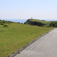 この道を下って行くと動物たちに会えます