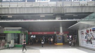 ハッピを着たスタッフがチラシを配布