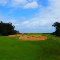 正面は海ですが、たどり着くまでバンカー地獄