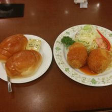 神谷バーレストランのカニコロッケとパン