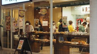 駅直結で便利です