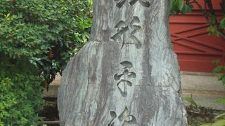 銭形平次の碑が、神田明神の本殿の東側に置かれています。