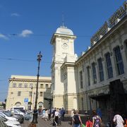 メトロ・プーシキンスカヤ駅に隣接した鉄道駅。