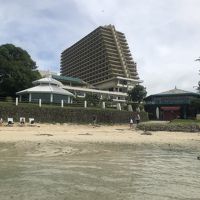 海から見たホテル