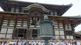 大仏殿のすぐ前にある大きな鐘楼