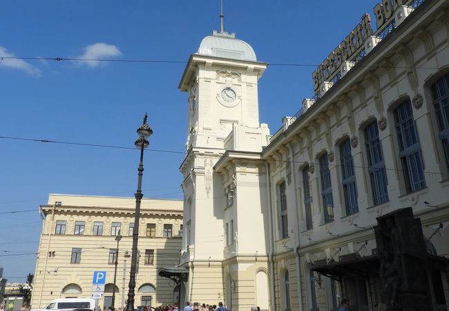 メトロ・プーシキンスカヤ駅に隣接した鉄道駅。