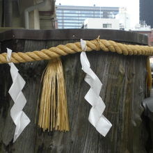 江戸時代からの大公孫樹の樹は枯れ始めたため、切られています。