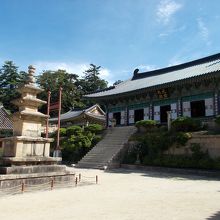 海印寺の風景です。庭中三層石塔です。