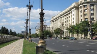 国民の館の前を通る広い通り