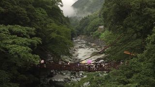 小雨の中渡るのはスリル満点