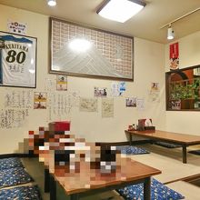 座敷席とテーブル席の店内