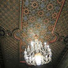 天井装飾とシャンデリア