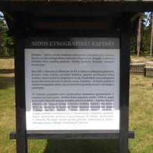 説明パネルに「ニダ民族墓地」とリトアニア語で書かれています