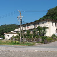 道路を挟んだ駐車場から旅館の全景