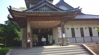 滝の手前の建物。