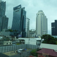 遠くに高層ビル、真下には屋台が並んでいる。