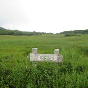 目の前に鳥海山を眺める湿原