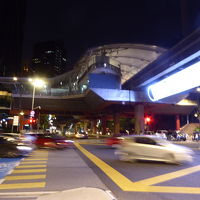 ホテル前のこの信号、最初の夜ずっと赤のままで謎でした。