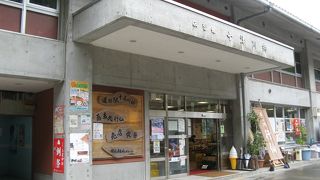 ２４時間利用可能な無料の足湯がある