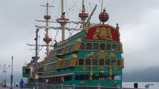 箱根海賊船は，箱根町港ー元箱根港ー桃源台港を結んでいます。