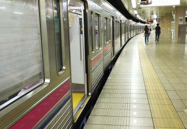 キレイな地下駅から新宿に座って35分