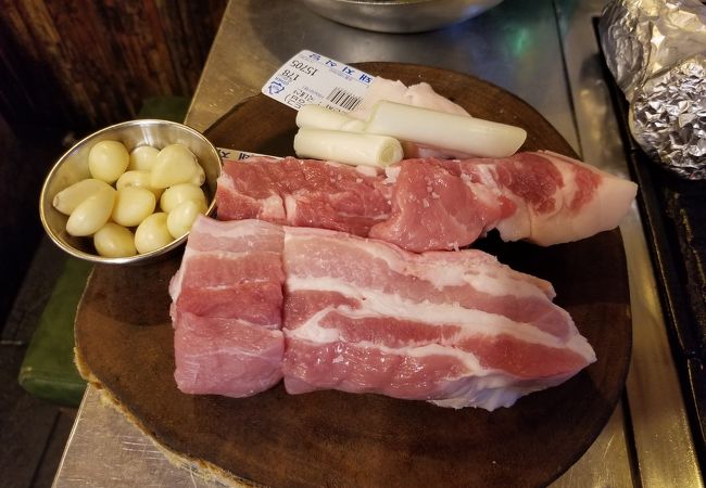 東大入口から1駅の薬水駅近くの人気サムギョプサル店