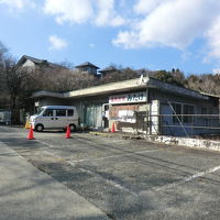 一見平屋ですが、斜面に建っているので下に部屋などがあります。