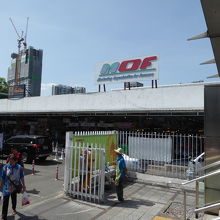 MRTのガムペーンペット駅からほぼ直結です。