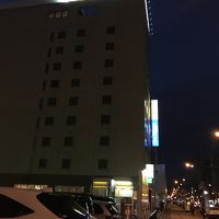 旭川の繁華街の至近に位置する。駅からは10分と少しかかる。