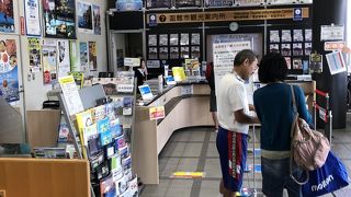 まずは観光案内所に