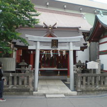 神田明神の本殿の北側に、籠祖神社があります。合祀の神社です。