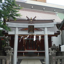 神田明神の本殿の北側に、籠祖神社があります。新しい社殿です。