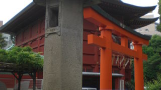 神田明神の本殿の北側に、日本画家の水野年方の顕彰塔が立てられています。