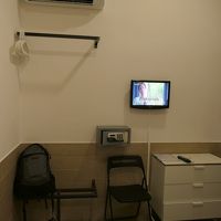 テレビ、エアコン、セーフティBOXあるが、冷蔵庫、ポットなし