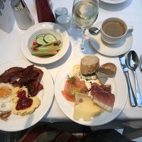 こんなおいしい朝食は初めてだ。朝からシャンパンを３杯。