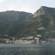 漁業の街チェターラの沖を航行