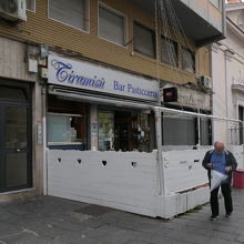 チケットを購入したナポリの売店