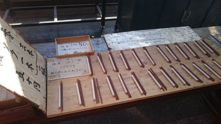 真っ暗の中を歩いて行くとその先に…