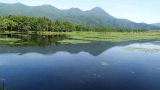 湖面に映る知床連山は素晴らしい景観でした。